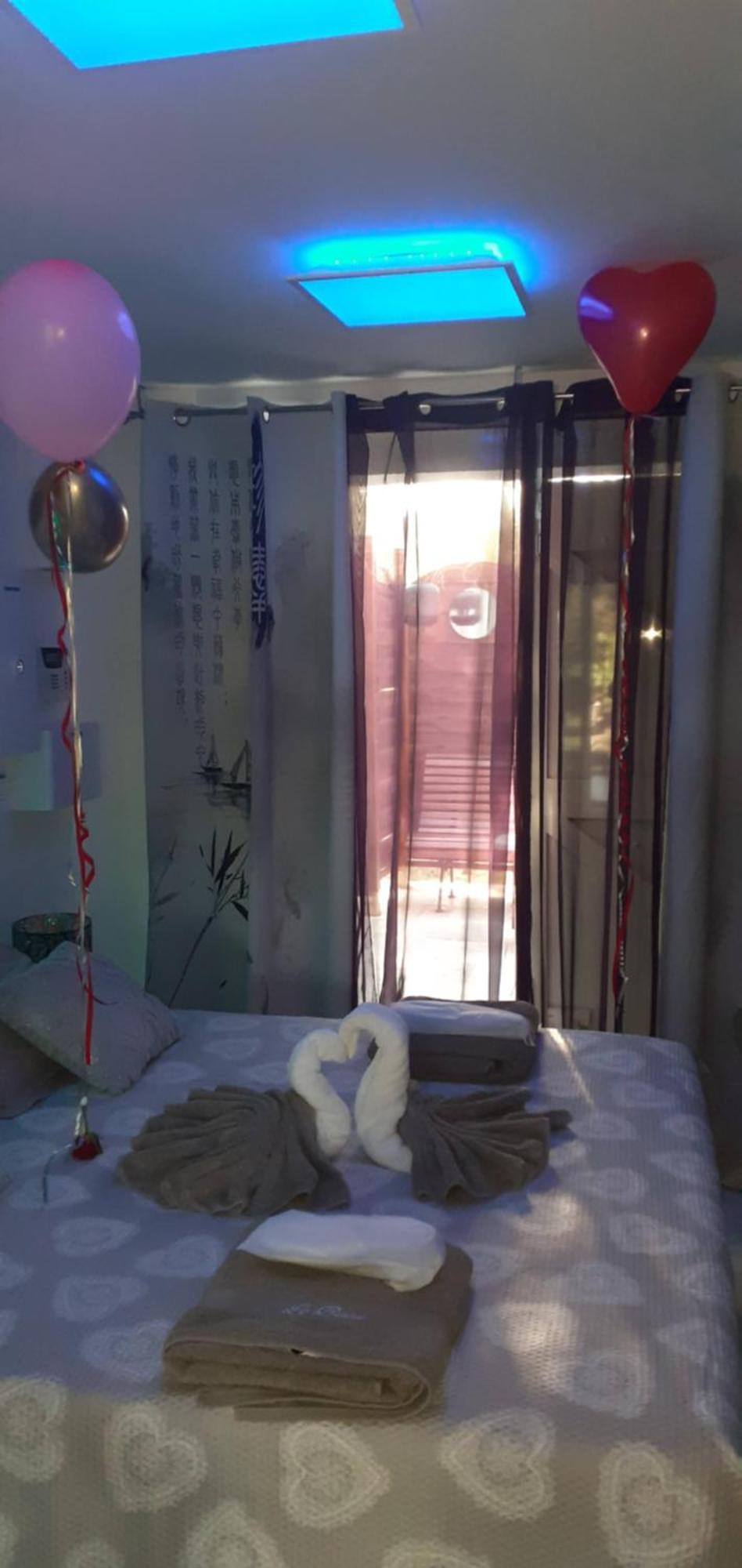 Au Coeur De L'eze Avec Jacuzzi Appartement La Tour-dʼAigues