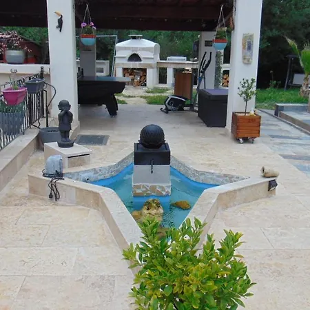 Gite Au Coeur De L'Eze Avec Jacuzzi La Tour-d'Aigues Exterior photo