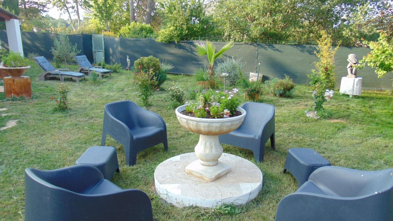 Au Coeur De L'eze Avec Jacuzzi Apartment La Tour-d'Aigues